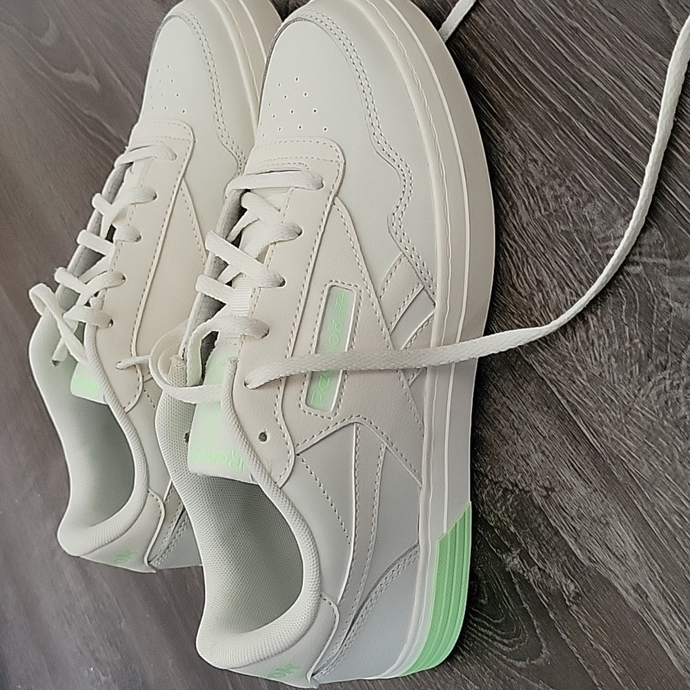 Women's Reebok sneakers 👟 size 8